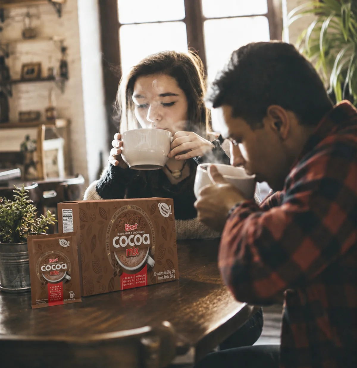 Niño disfrutando una taza de cocoa BEST